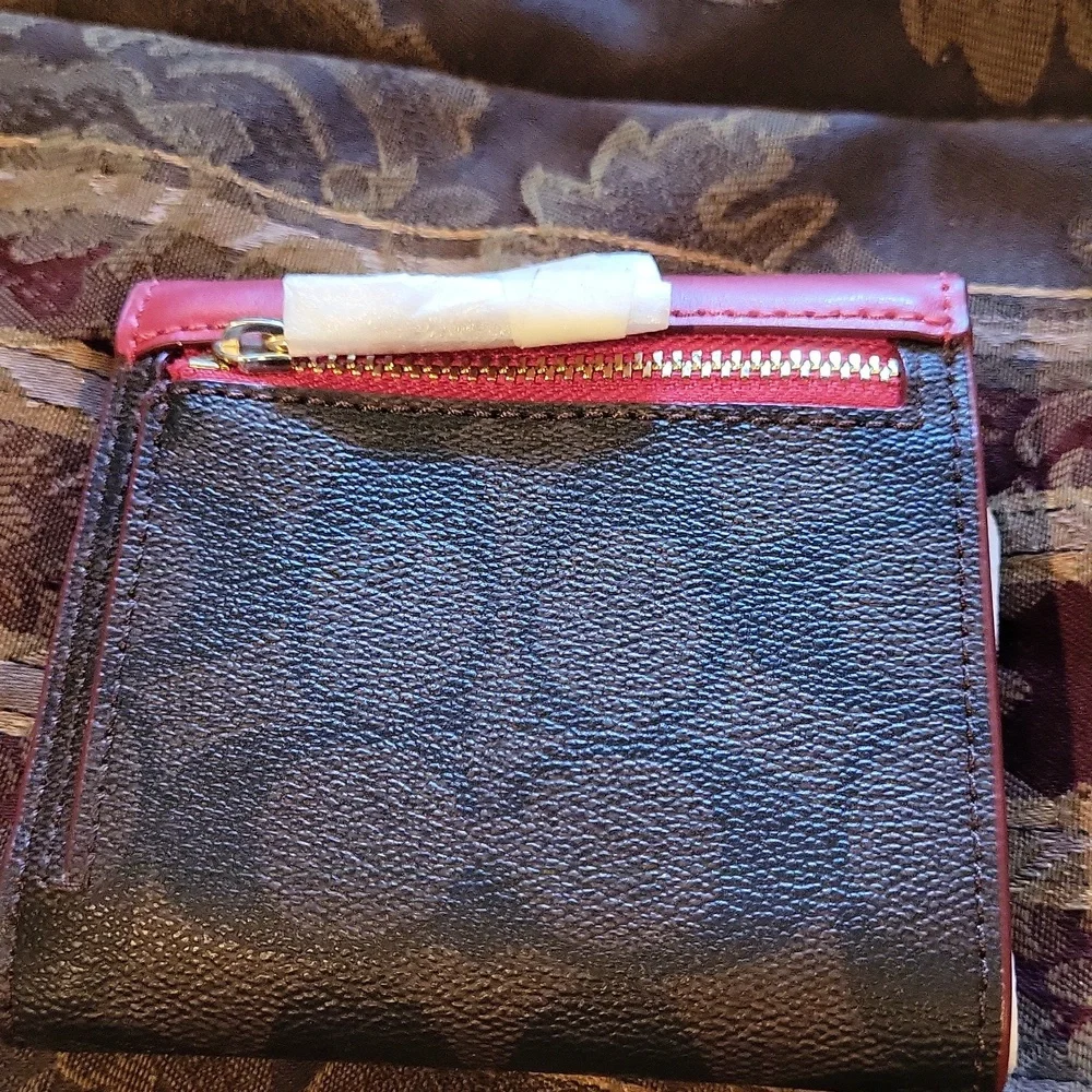 Coach leather small wallet sig leather inside red leather new dust cover 🎶